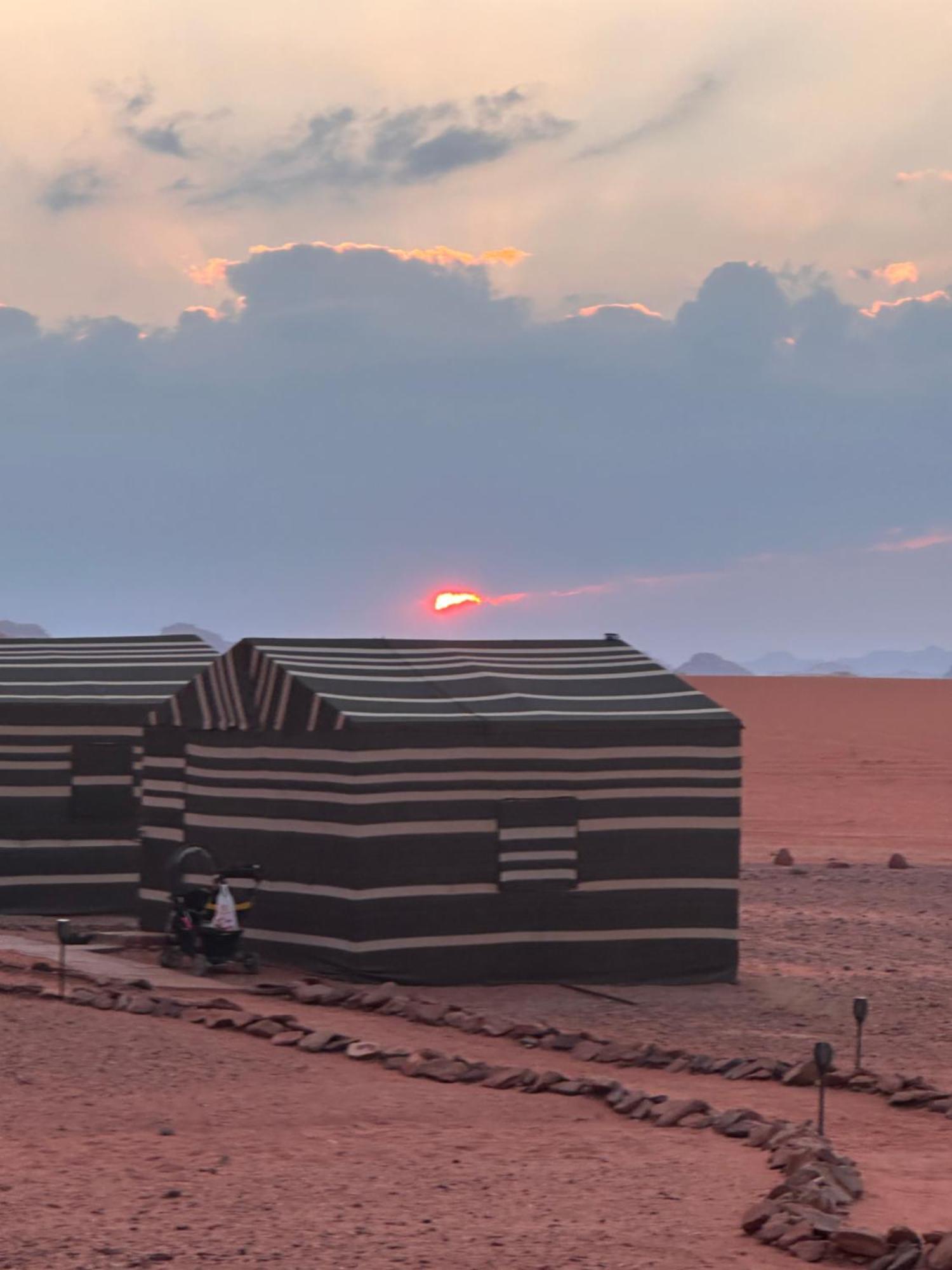 Wadirum Sunset Camp Hotel Wadi Rum Ngoại thất bức ảnh